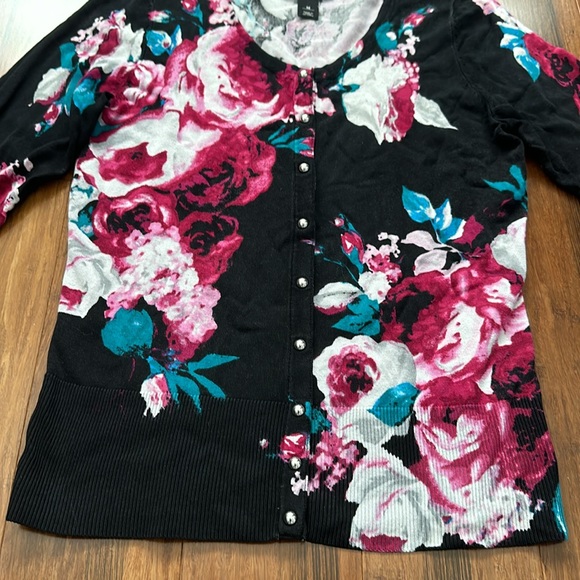 Women’s White House / Black Market Floral Knit Pearl Snap Front Cardigan - Picture 2 of 7